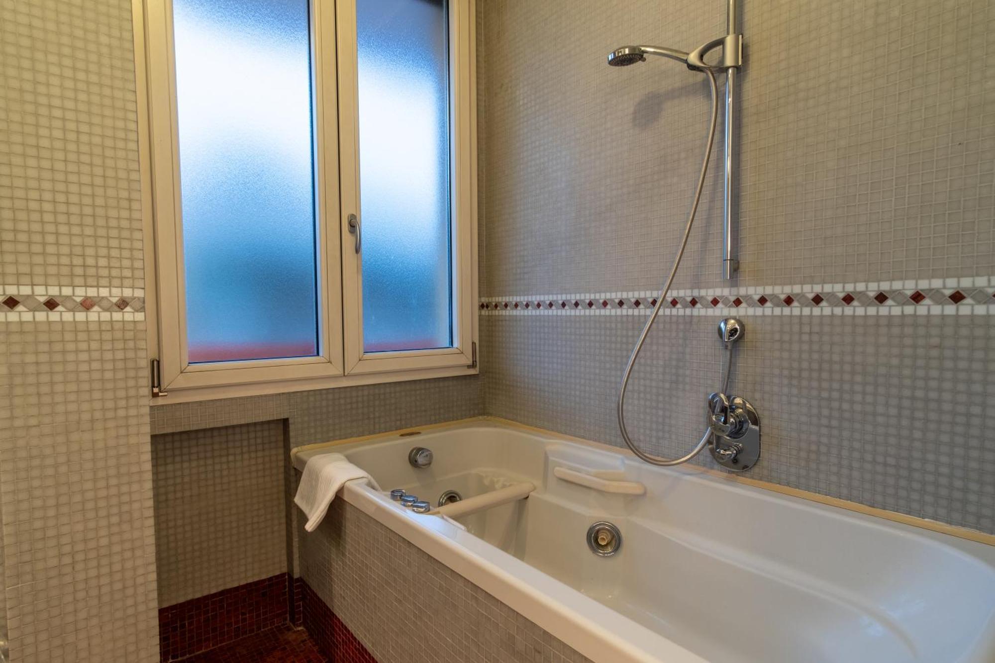 Attic With Terrace And Jacuzzi - Luxury Apartment Roma Eksteriør bilde